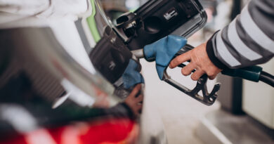 Uso de dinheiro no abastecimento de frotas gera riscos de fraudes, perdas e menor controle; sistemas digitais oferecem soluções seguras e econômicas.