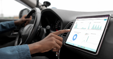 Caminhões brancos estacionados em pátio logístico representando a eficiência de um sistema de gestão de frota.