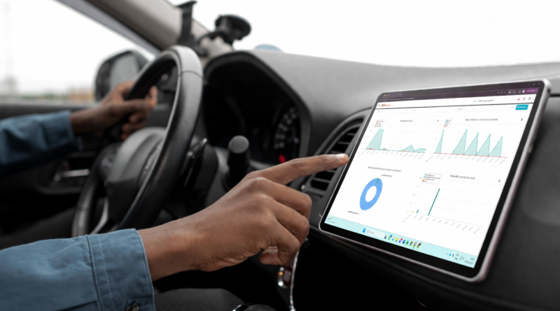 Caminhões brancos estacionados em pátio logístico representando a eficiência de um sistema de gestão de frota.