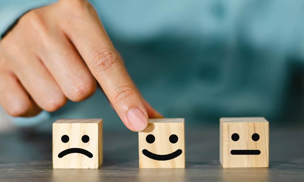 Três quadradinhos com expressão triste, feliz e desanimado