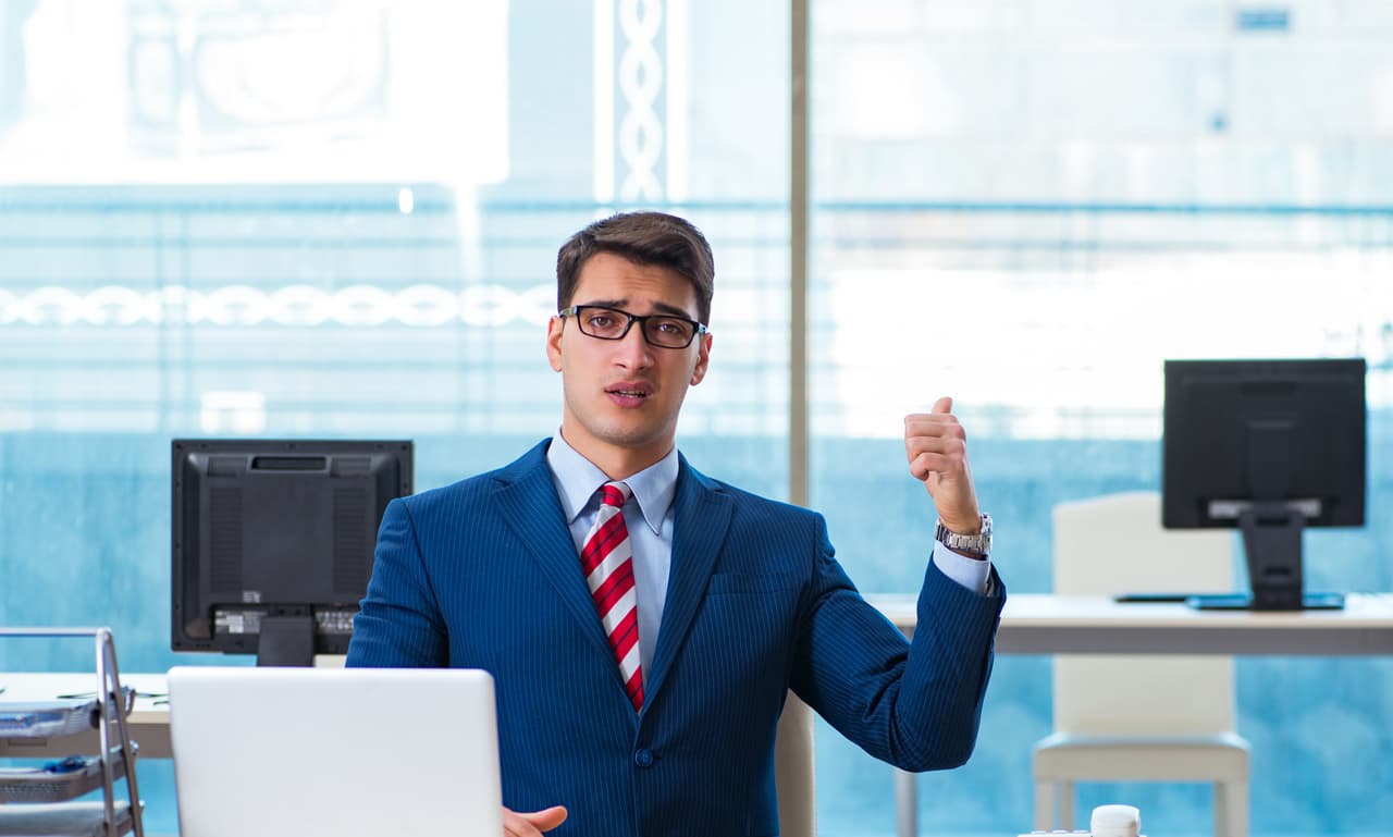 colaborador com cara de assustado por ser demitido