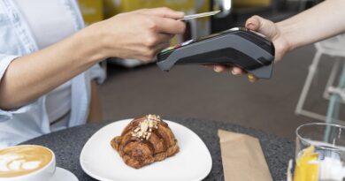 Colaborador utilizando o cartão Trio Card MultiFlex para compras em lanchonete.