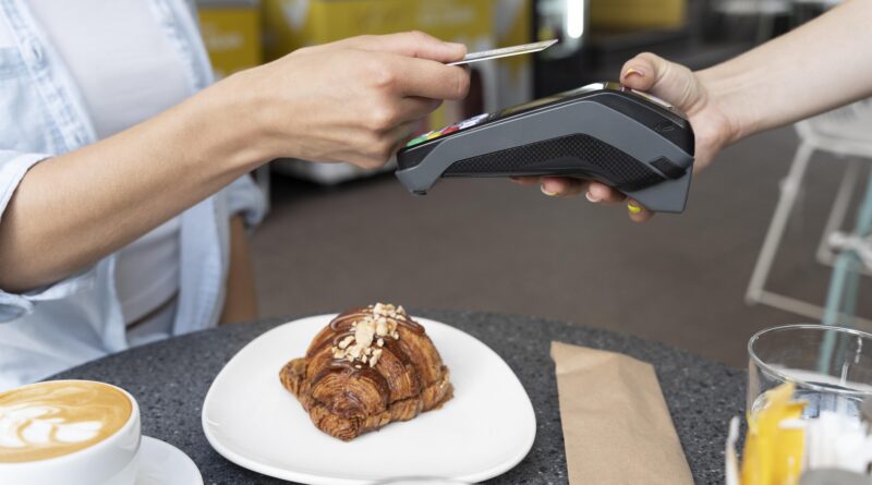 Colaborador utilizando o cartão Trio Card MultiFlex para compras em lanchonete.