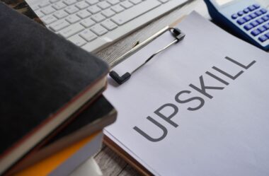 Diferenças entre upskilling e reskilling no desenvolvimento profissional