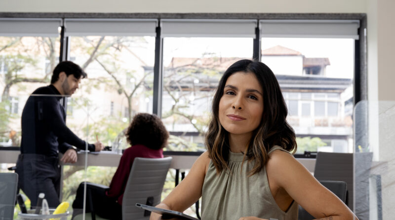 Benefícios corporativos para pequenas empresas com soluções Trio Card, mostrando colaboradores engajados e satisfeitos no ambiente de trabalho.