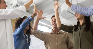 Premiação de colaboradores com benefícios flexíveis, mostrando equipe reconhecida por desempenho e engajada no ambiente de trabalho.