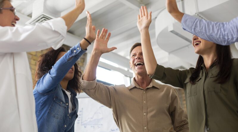 Premiação de colaboradores com benefícios flexíveis, mostrando equipe reconhecida por desempenho e engajada no ambiente de trabalho.