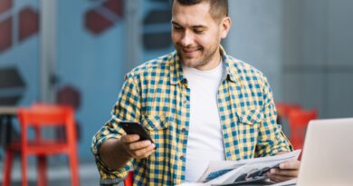 Colaborador acessando app corporativo para solicitar adiantamento salarial com desconto em folha