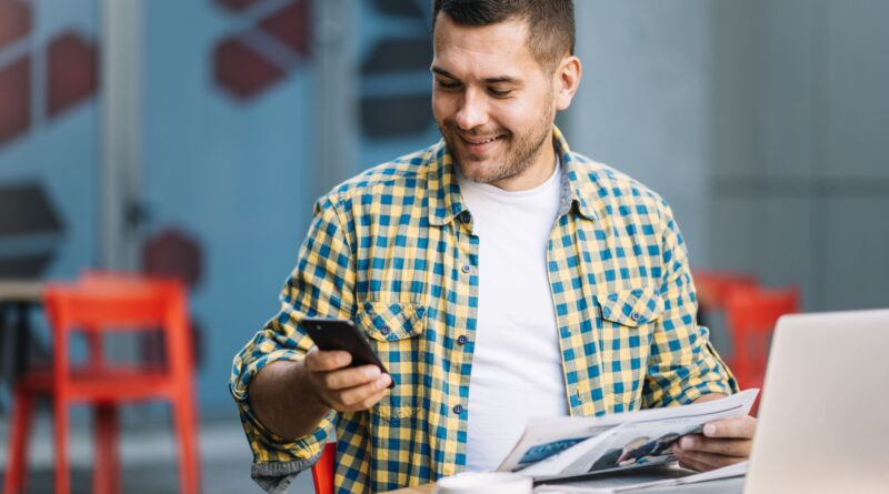 Colaborador acessando app corporativo para solicitar adiantamento salarial com desconto em folha