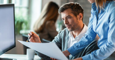 Gestores de RH analisando políticas de alimentação corporativa e impactos do PAT 2025 na gestão de vale-alimentação e vale-refeição.