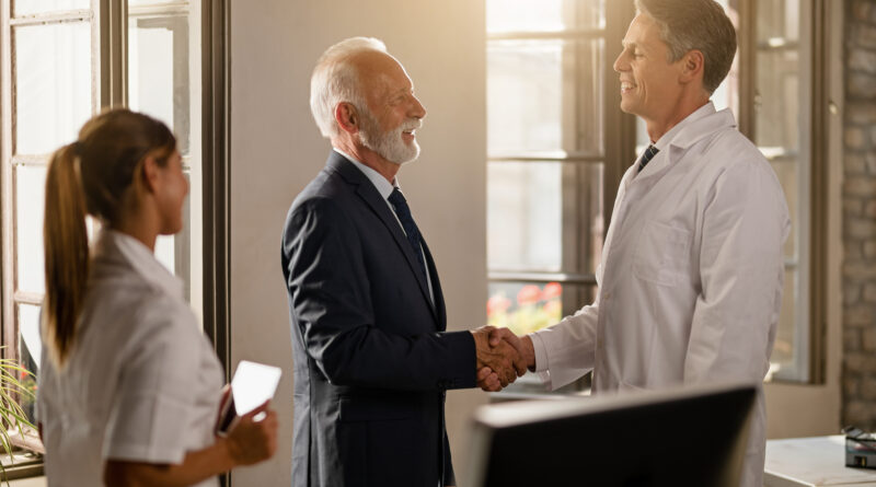 Executivo entregando cartão de premiação a colaborador sorridente, representando premiação sem encargos no ambiente corporativo.