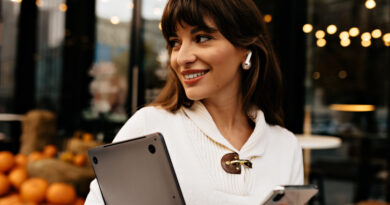 Profissional utilizando seus benefícios inteligentes pelo aplicativo, escolhendo onde usar o saldo com autonomia e praticidade.