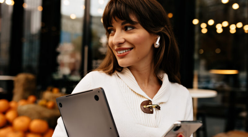 Profissional utilizando seus benefícios inteligentes pelo aplicativo, escolhendo onde usar o saldo com autonomia e praticidade.