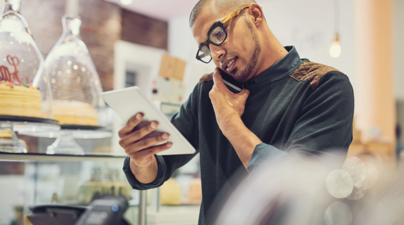 cartão de benefícios recusado no caixa enquanto cliente confere saldo no celular.