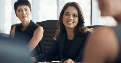 Líderes de RH e finanças em reunião estratégica discutindo política de benefícios da empresa.