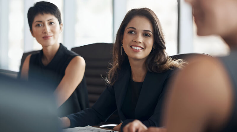 Líderes de RH e finanças em reunião estratégica discutindo política de benefícios da empresa.