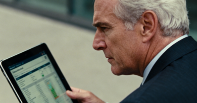 Executivo analisa dashboard financeiro em tablet para acompanhar indicadores de conformidade de benefícios e frotas na operação da empresa